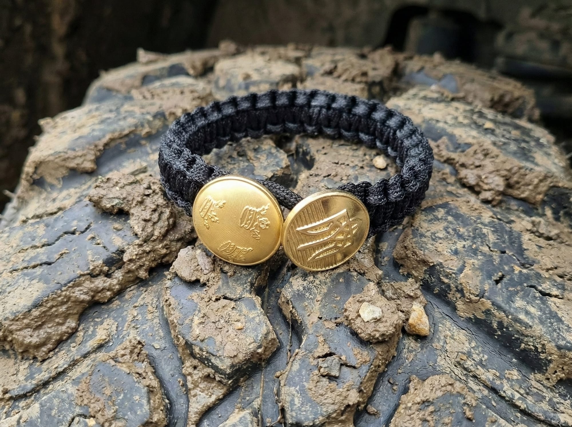 Armband på lerigt däck