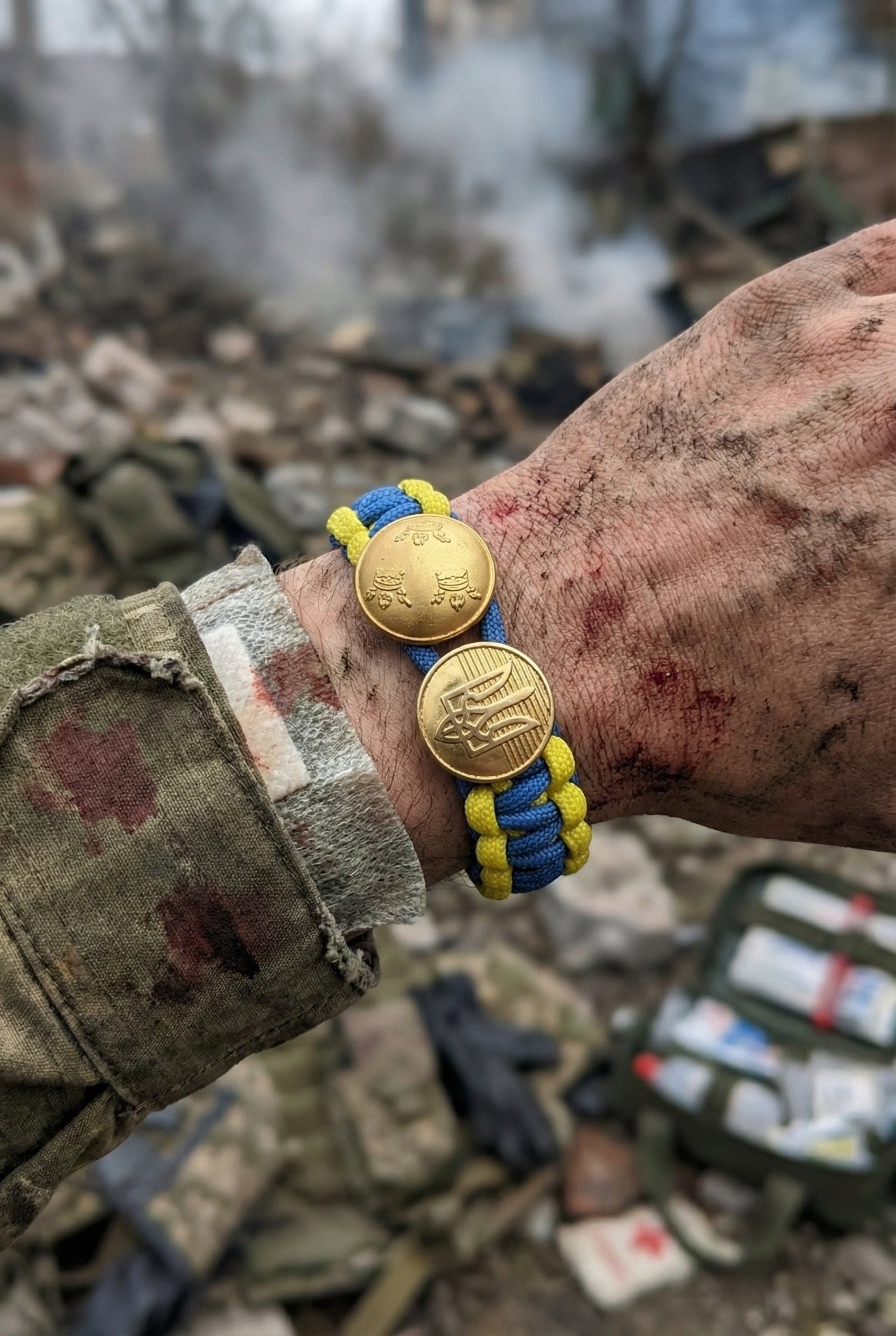 Armband på smutsig, blodig handled